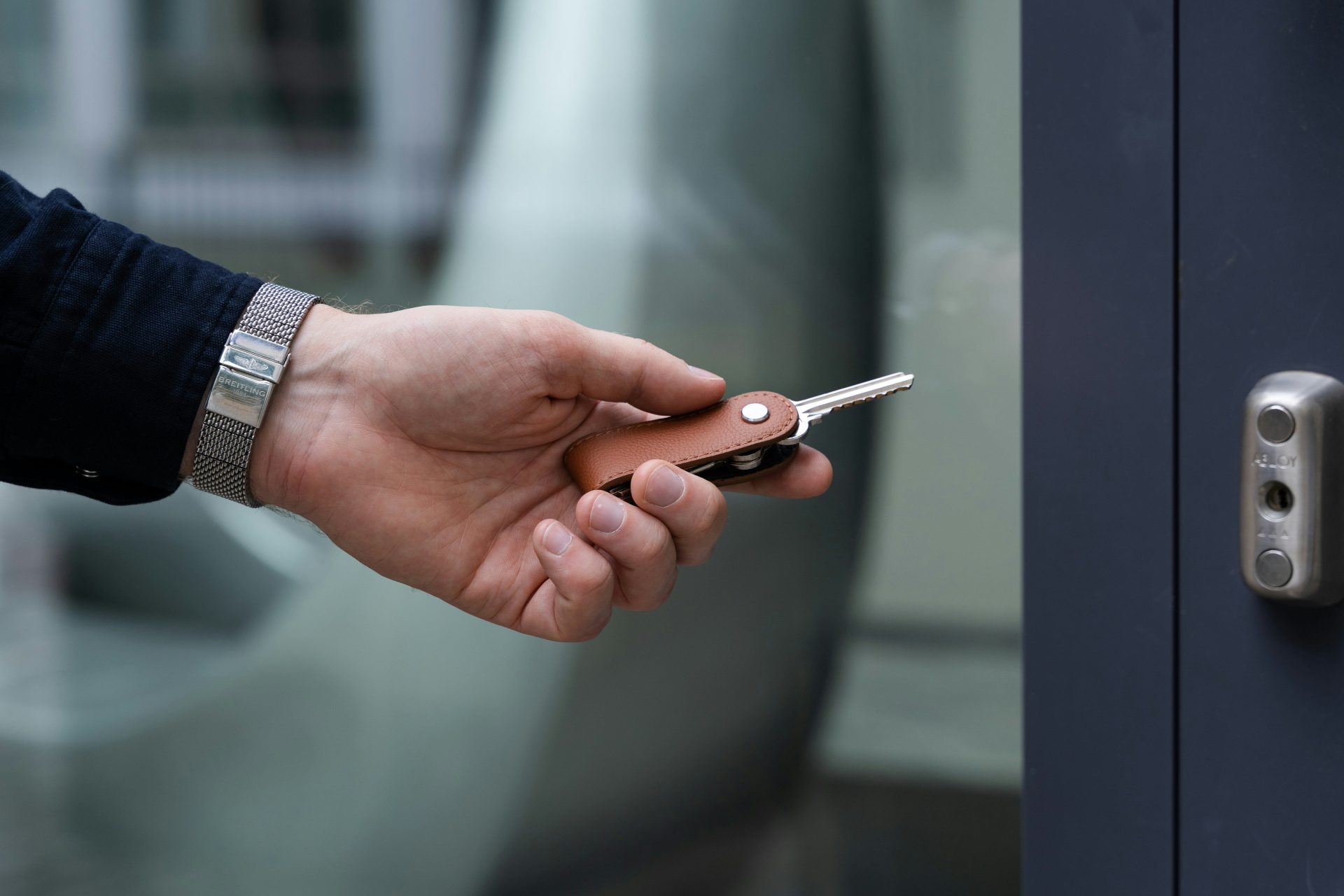 una persona que sostiene un teléfono celular en su mano